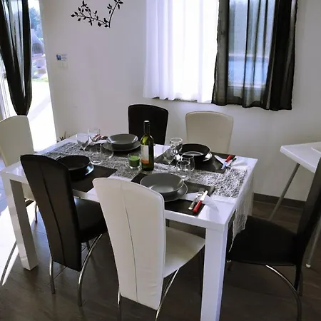 - 7 Guests Apartman *